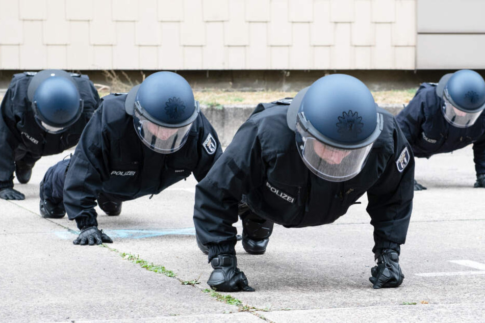 Ob Paul weiß, was auf ihn zukommt? Polizeischüler machen Liegestütz in voller Montur.