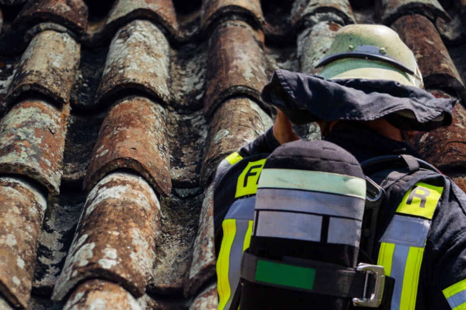 Feuerwehrleute holten die Jugendlichen vom Dach. (Symbolbild/Fotomontage)