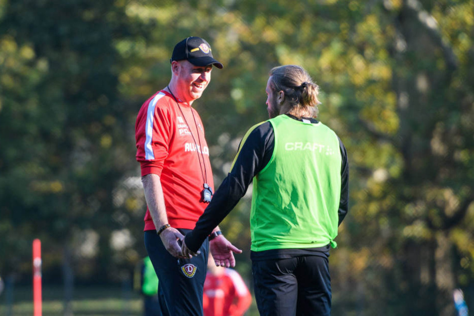 "Schlag ein", gingen Dynamo-Cheftrainer Maik Walpurgis (l.) und Patrick Ebert am Freitag eine Wette ein, dass der Mittelfeldspieler in dieser Saison kein Spiel mehr gesperrt fehlen wird. Oder doch?