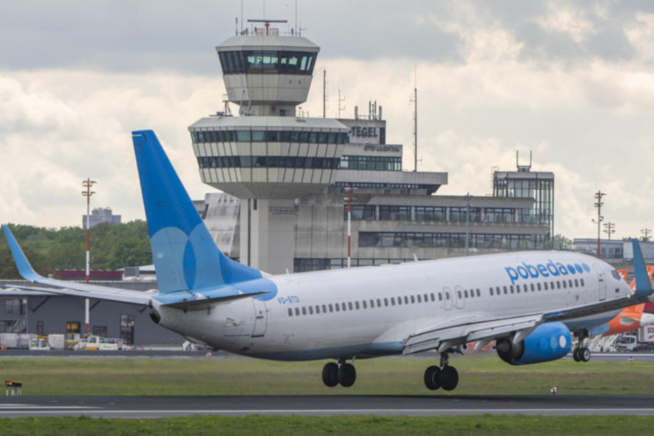 Eine Boeing der Fluggesellschaft "Pobeda" bei ihrem Erstflug in Berlin-Tegel.