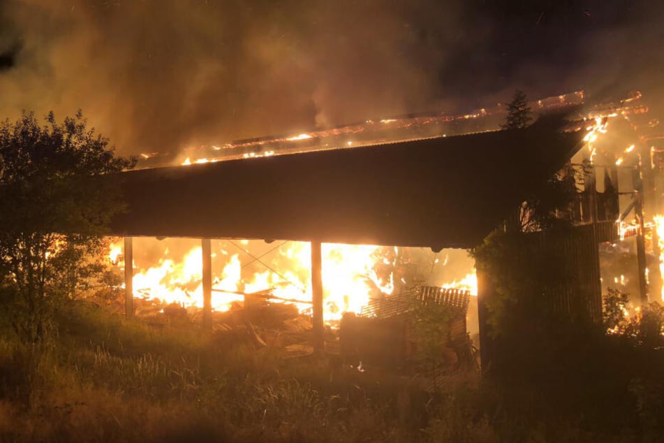 Das Feuer war noch weithin zu sehen (Symbolfoto).