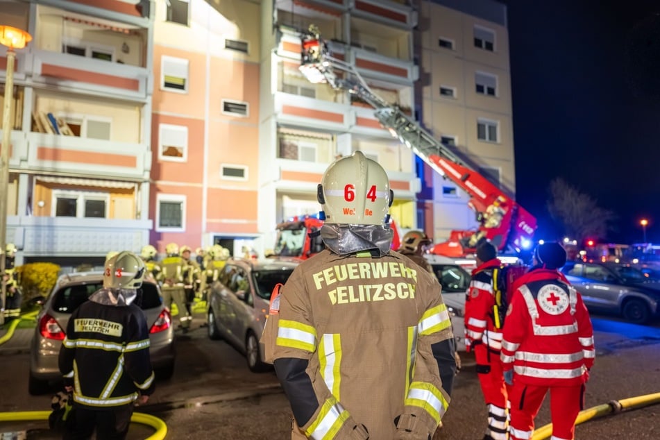 Mit einer Drehleiter wurden Personen aus ihren Wohnungen evakuiert.