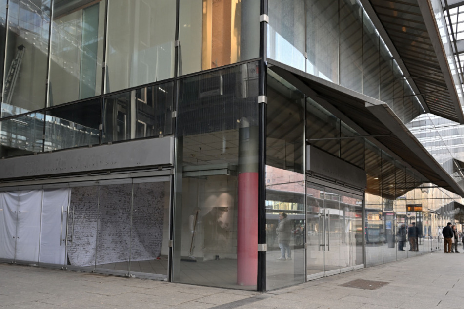 An der Zenti, Ecke Galeria Kaufhof/Parkhaus, wo sich vorher ein Bäcker befand, soll bald ein weiterer "Superheldenburger" eröffnen.