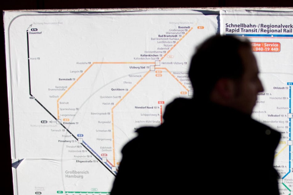Ein Blick auf den HVV-Netzplan kann helfen, doch die Züge fahren in den kommenden Tagen nach einem Sonderfahrplan. (Archivbild)