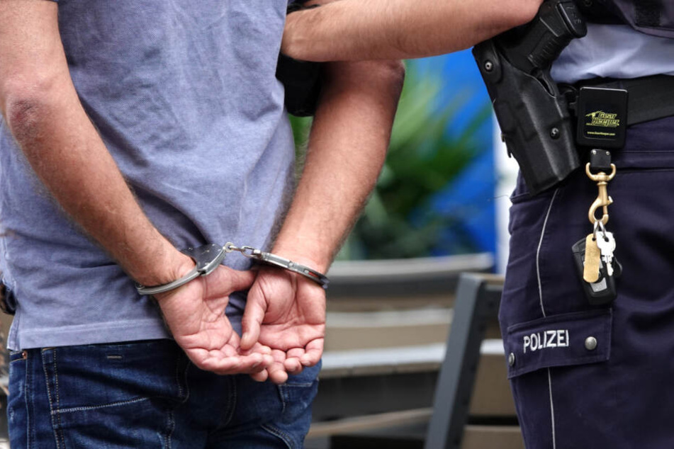Der 28-Jährige setzte sich mehrmals heftig gegen seine Festnahme durch die Polizei zur Wehr. (Symbolbild)