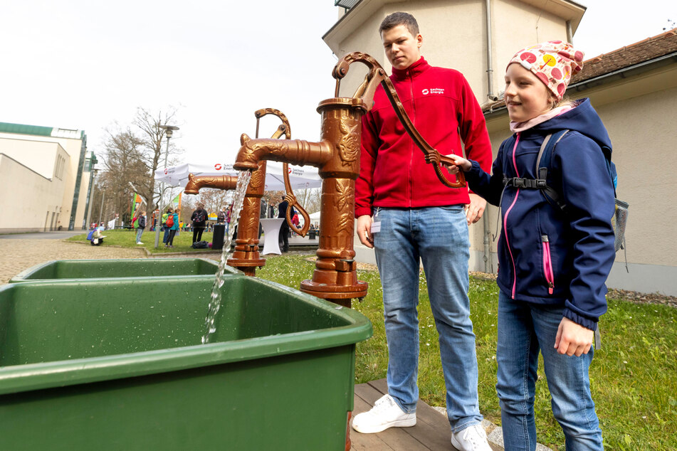 Wie funktioniert eine mechanische Wasserpumpe? Das konnte diese Schülerin mit eigener Muskelkraft herausfinden. Anlagemechaniker-Azubi Bennet Scherwinski (17) beantwortete Fragen.