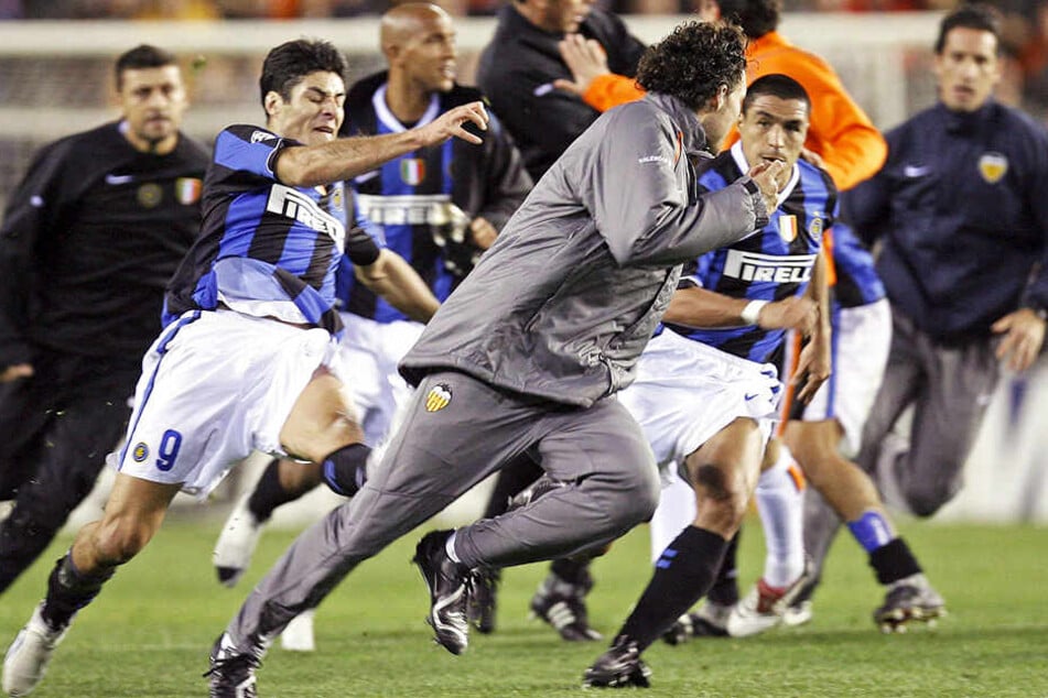 Die Jagdszenen des Kreisliga-Spiels erinnerten stark an dieses Foto, das kurz nach dem Champions-League-Spiel zwischen dem FC Valencia und Inter Mailand 2007 aufgenommen wurde. Damals verhängte die UEFA drastische Strafen.