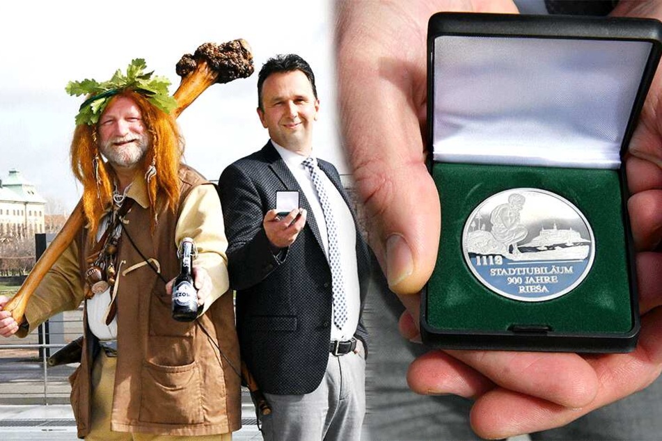 Braumeister Gunter Spies (54) ist der Riese von Riesa - und damit auch das Maskottchen vom 28. Tag der Sachsen. OB Marco Müller (42, CDU) zeigt die eigens entworfene Festmedaille.