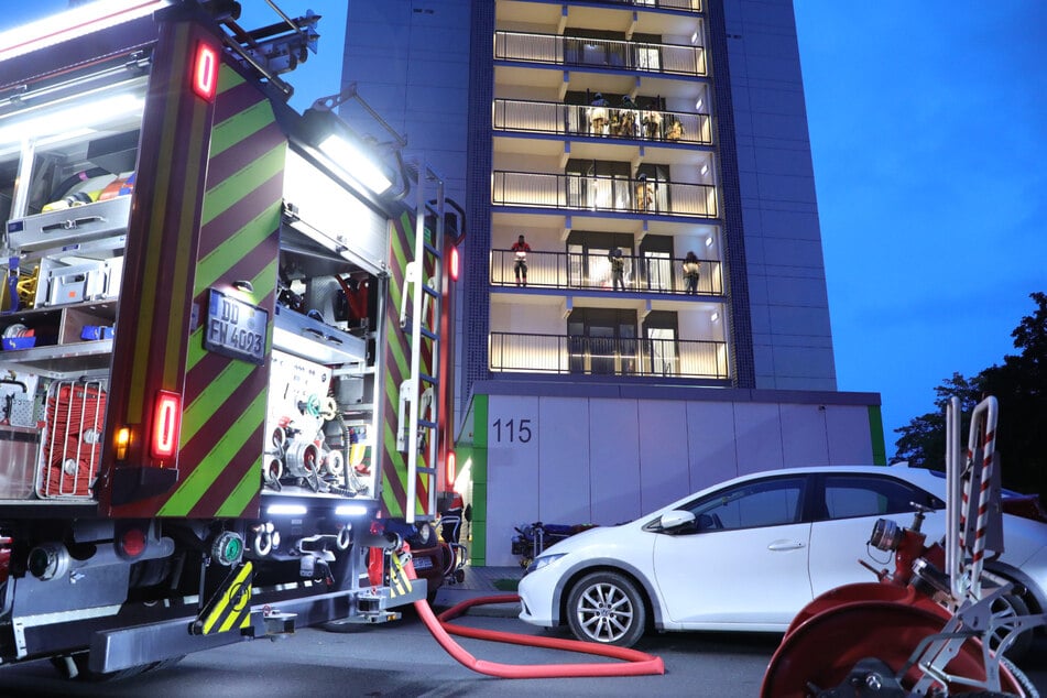 Die Feuerwehr am Brandort - an einem Hochhaus an der Rathener Straße.
