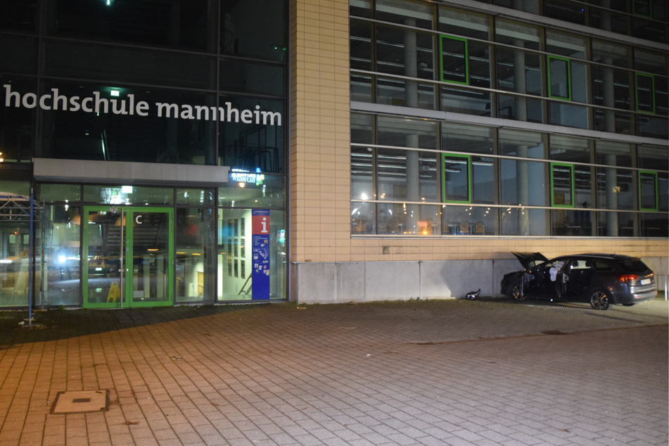Der Kia raste in die Betonwand der Hochschule Mannheim.