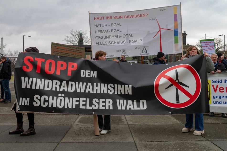 Vor der Anhörung demonstrierten Bürgerinitiativen gegen geplante Windparks in Wäldern.