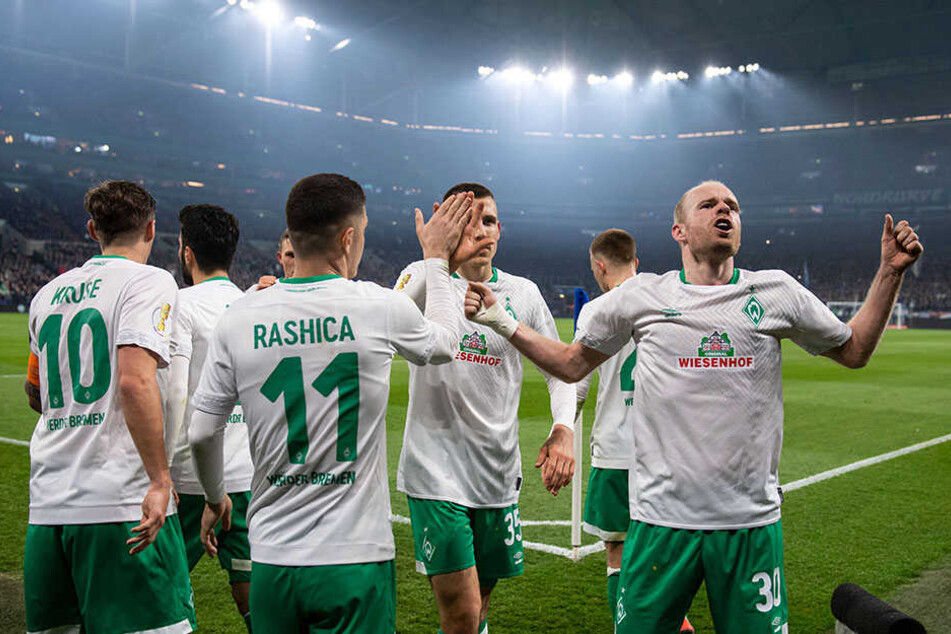 Riesen-Freude bei Davy Klaassen (r.) und seinen Teamkollegen: Der Mittelfeldakteur von Bremen jubelt über seinen Treffer zum 2:0.
