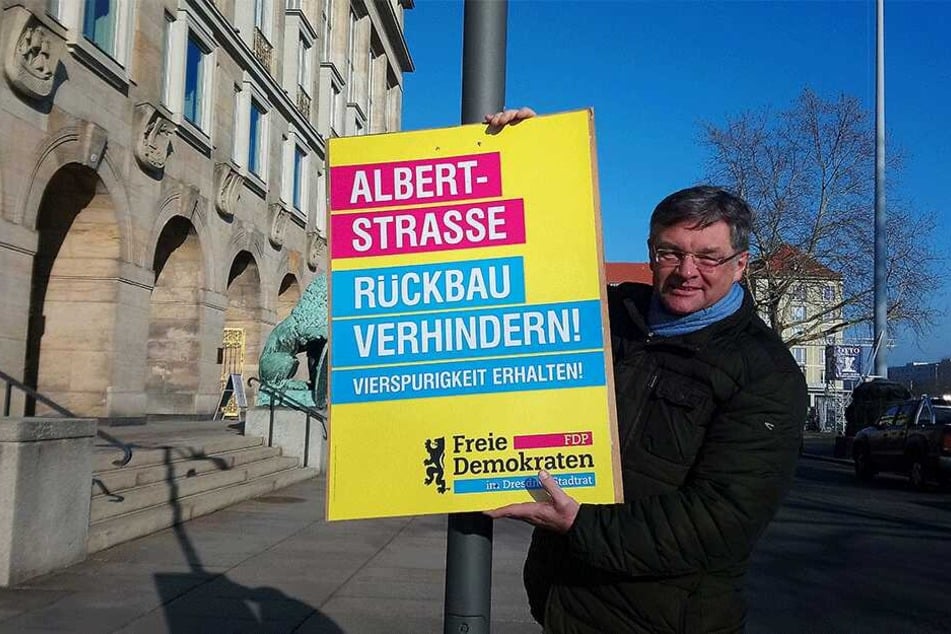 Holger Zastrow (50) mit einem der Protestplakate.