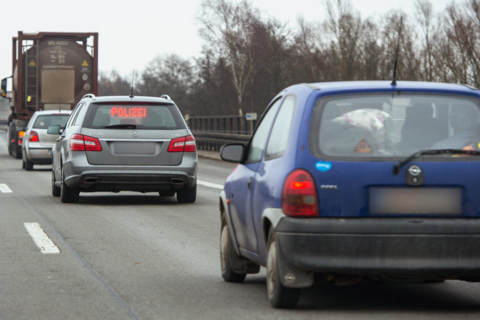 Der Mann versuchte, die Frau aus dem fahrenden Auto auf der A3 zu stoßen. (Symbolbild)
