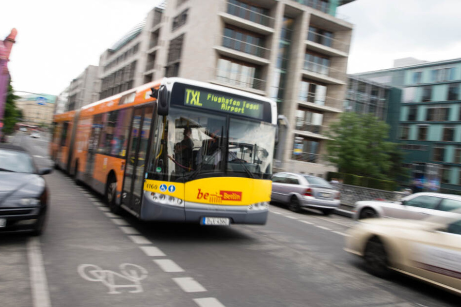 Eine Fußgängerin verletzte sich am Montagnachmittag bei einem Verkehrsunfall in Berlin-Staaken. (Archivbild, Symbolbild)