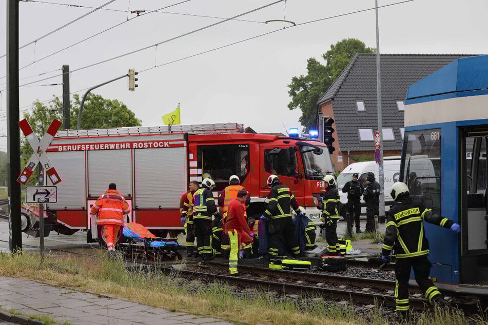 Ein Mann ist bei einem Unfall mit einer Straßenbahn in Rostock ums Leben gekommen.