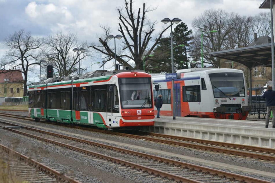 Eine Citybahn im Bahnhof Frankenberg.