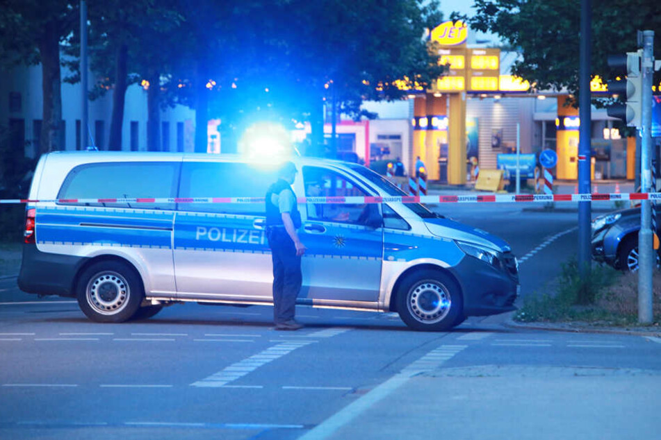 Dresden-Löbtau wurde seit Dienstagabend evakuiert. Rund 9000 Menschen mussten ihre Häuser verlassen. Der Grund: eine Fliegerbombe, die bei Bauarbeiten gefunden wurde. Die Polizei sperrt großräumig.