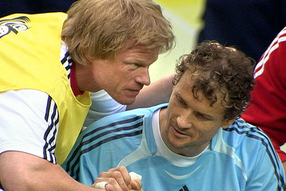 Ein Bild das um die Welt ging. Einst erbitterte Feinde auf dem Platz, gab es bei der WM 2006 diese Geste zwischen der damals alten und der neuen Nummer 1 im deutschen Tor.