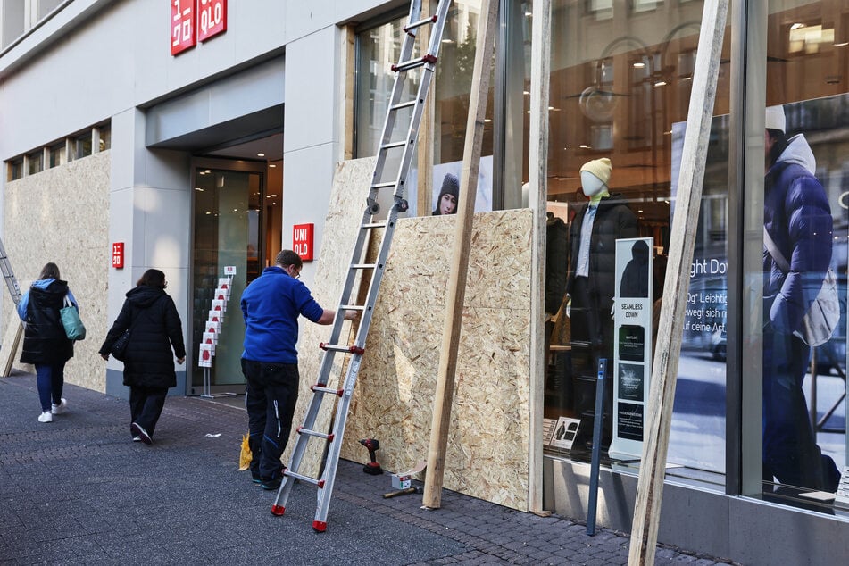 In anderen deutschen Städten, wie hier in Köln (Nordrhein-Westfalen), bereiten sich mehrere Geschäfte auf mögliche Ausschreitungen vor.