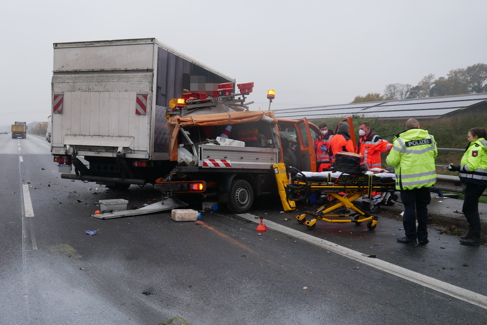 Zwei Mitarbeiter (57 und 59) des Autobahnbetreibers wurden bei dem Unfall schwer verletzt.