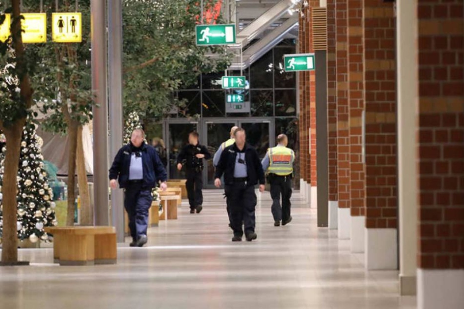 Am 29. Dezember durchsuchten Polizisten nach einer Bombendrohung die Sachsen-Allee.