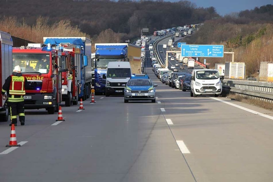 An der Unfallstelle bildete sich ein kilometerlanger Rückstau.