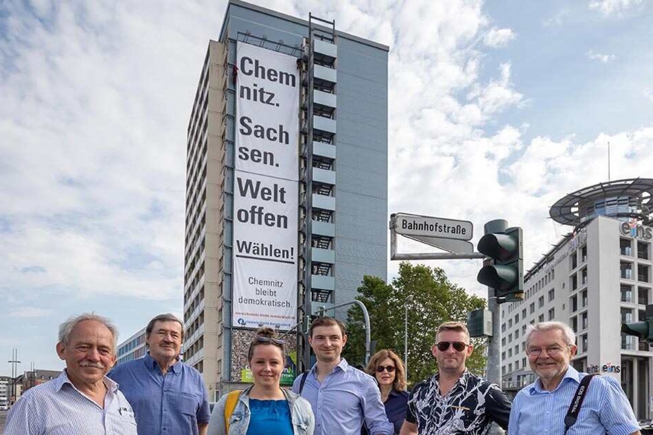Riesenplakat in Chemnitz wirbt für weltoffene Wahl