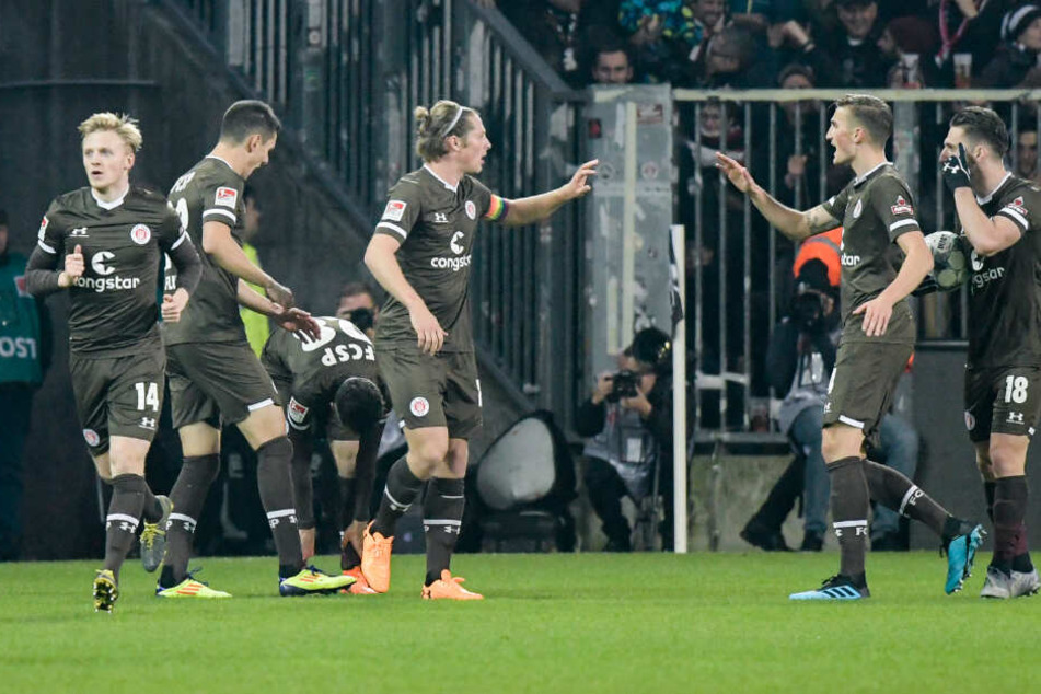 St. Pauli-Spieler jubeln nach dem Ausgleichstreffer.