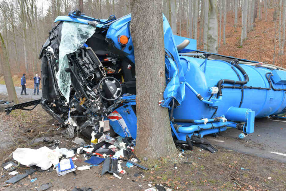 Der Lkw-Fahrer wurde bei dem Unfall schwer verletzt.