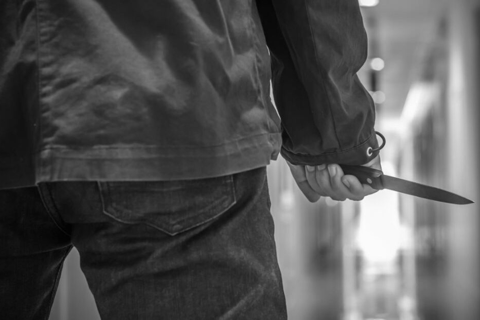Ein Mann stach am Donnerstagabend mit einem Messer auf einen 41-Jährigen ein. (Symbolbild)