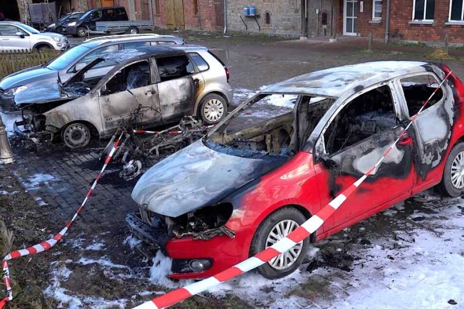 Gleich mehrere Autos sowie Motorroller sind am heutigen Sonntag in Weferlingen einem Feuer zum Opfer gefallen.