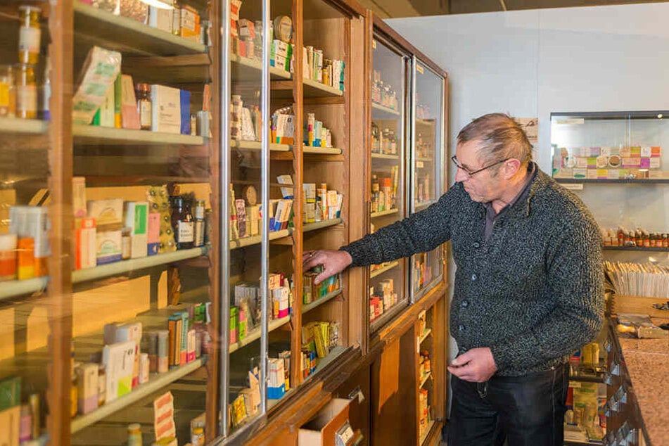 Eckardt Guthmann (62) sortiert alte DDR-Medikamente in die ausgestellte Apotheke. 