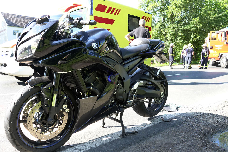 Ein Biker krachte am Samstagmorgen auf der B173 in Oederan mit einem VW zusammen. Der Motorradfahrer wurde dabei schwer verletzt.