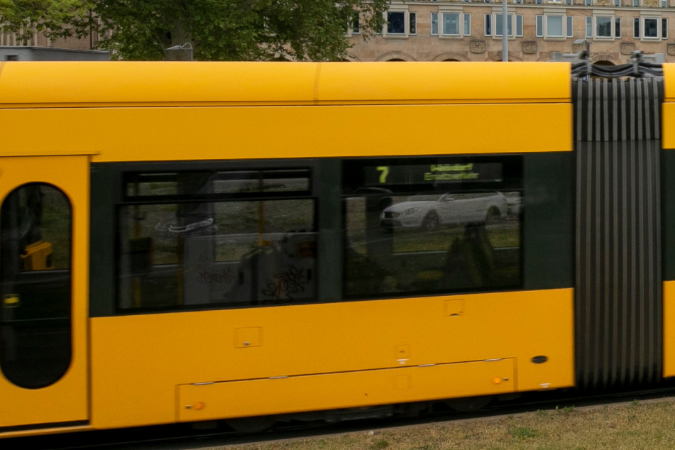 Eine Sraßenbahn der Linie 7 ist in Richtung Weixdorf unterwegs.