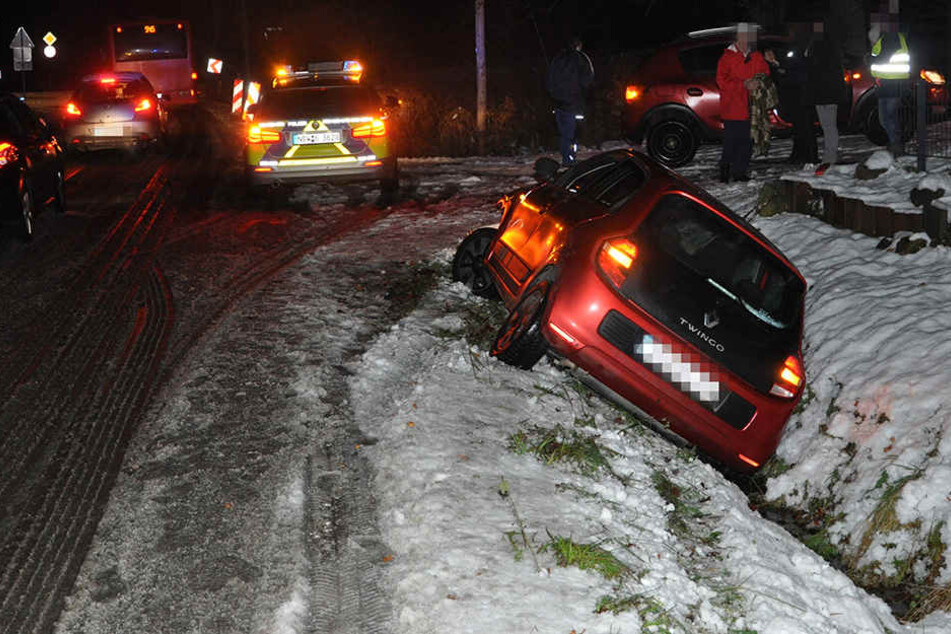 Der Renault Twingo rutschte in einen Graben.