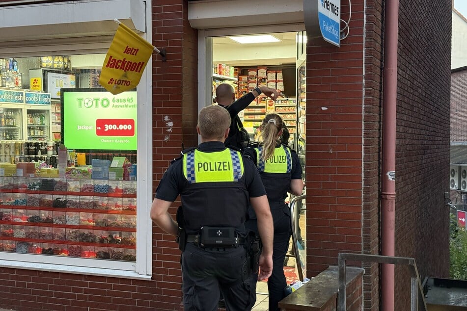 Die Polizei rückte am Montagabend zu einem Einsatz in einem Kiosk in Hamburg aus.