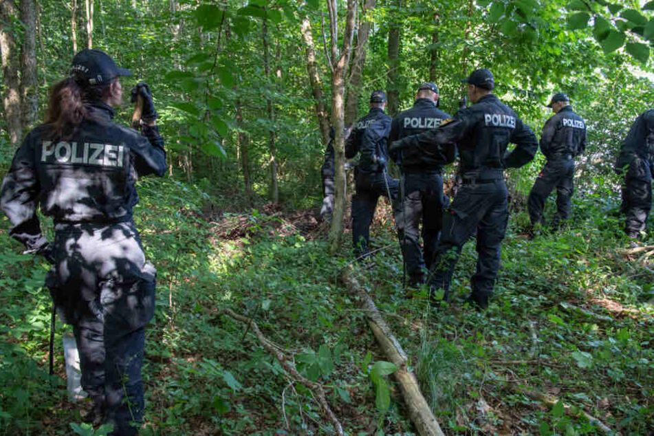 Polizisten suchten zwei Stunden die Quelle der Schreie im Wald. Auch ein Hubschrauber, sowie eine Hundestaffel waren im Einsatz. (Symbolbild)