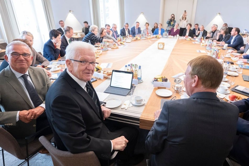 Winfried Kretschmann (77, Grüne) bei seiner allerletzten Kabinettssitzung am Dienstag.