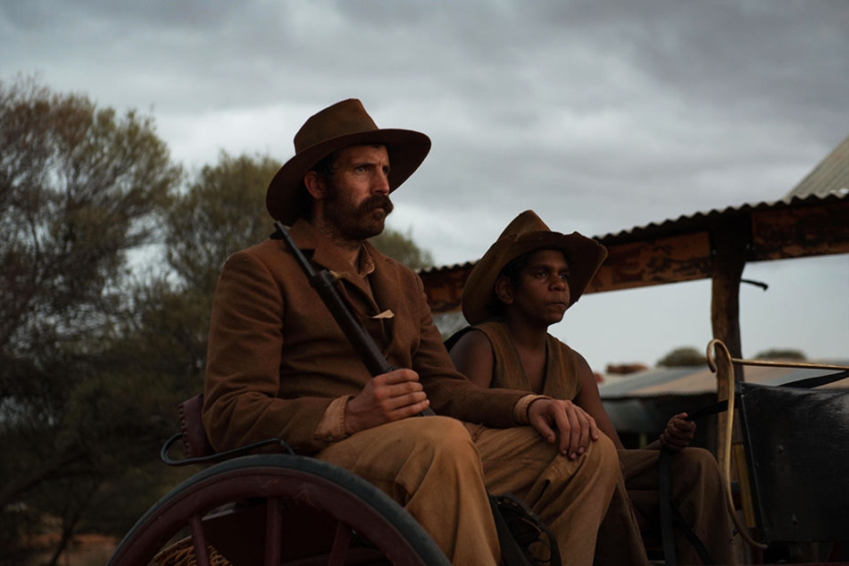 Rancher Mick Kennedy (l., Thomas M. Wright) und der junge Aborigine Philomac (r., Tremayne und Trevon Doolan) reiten in die Kleinstadt.
