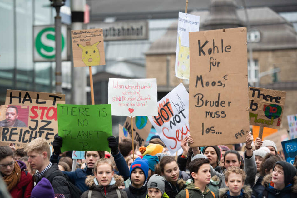 Zahlreiche Schüler halten während einer Kundgebung mit Klimaaktivistin Thunberg in Hamburg Plakate in die Höhe.