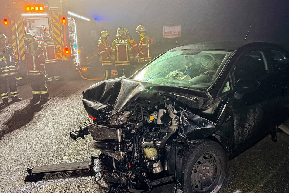 Neben Polizeibeamten waren auch zahlreiche Feuerwehrkräfte auf der A8 im Einsatz.