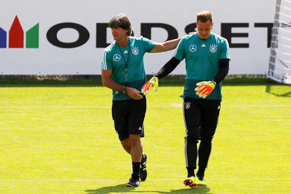 Wurde Marc-André ter Stegen (r.) hier von Bundestrainer Joachim Löw mitgeteilt, dass er gegen Österreich nicht im Tor steht?