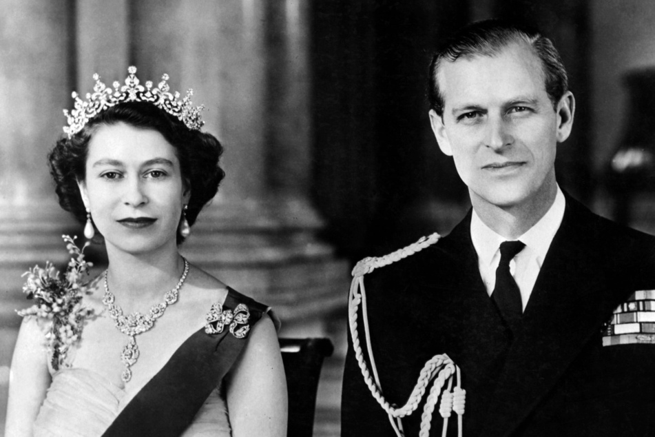 1. Januar 1954: Queen Elizabeth II. posiert mit ihrem Ehemann, Prinz Philip, im Buckingham Palast in London.