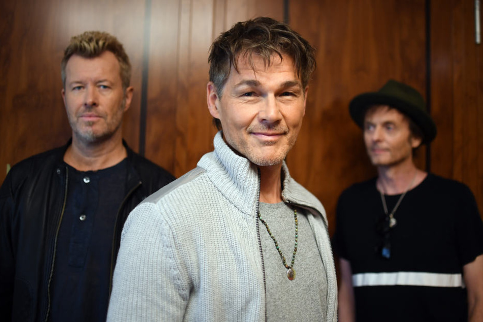Die Musiker Magne Furuholmen (l-r), Morten Harket und Pål Waaktaar-Savoy der norwegischen Band a-ha machen am Sonnabend auf dem Domplatz in Magdeburg Halt. (Archivbild)