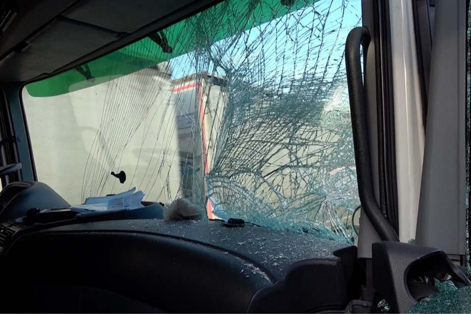 Die Frontscheibe eines Lkw wurde stark eingedrückt.