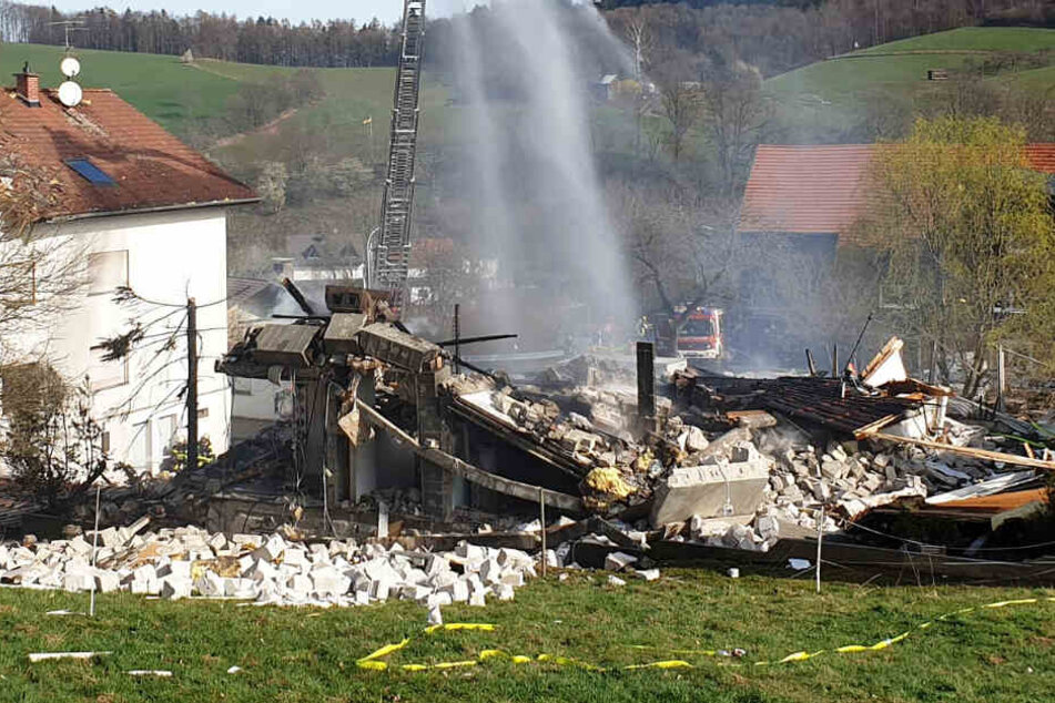 Auch umliegende Häuser sollen beschädigt worden sein.