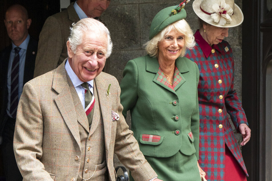 Erst am gestrigen Sonntag waren König Charles III. (74 l.) und Königin Camilla (76, r.) bei einem offiziellen Besuch in Schottland zu Gast.