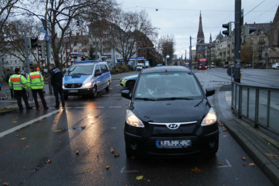 Einsatzkräfte an der Unfallstelle.