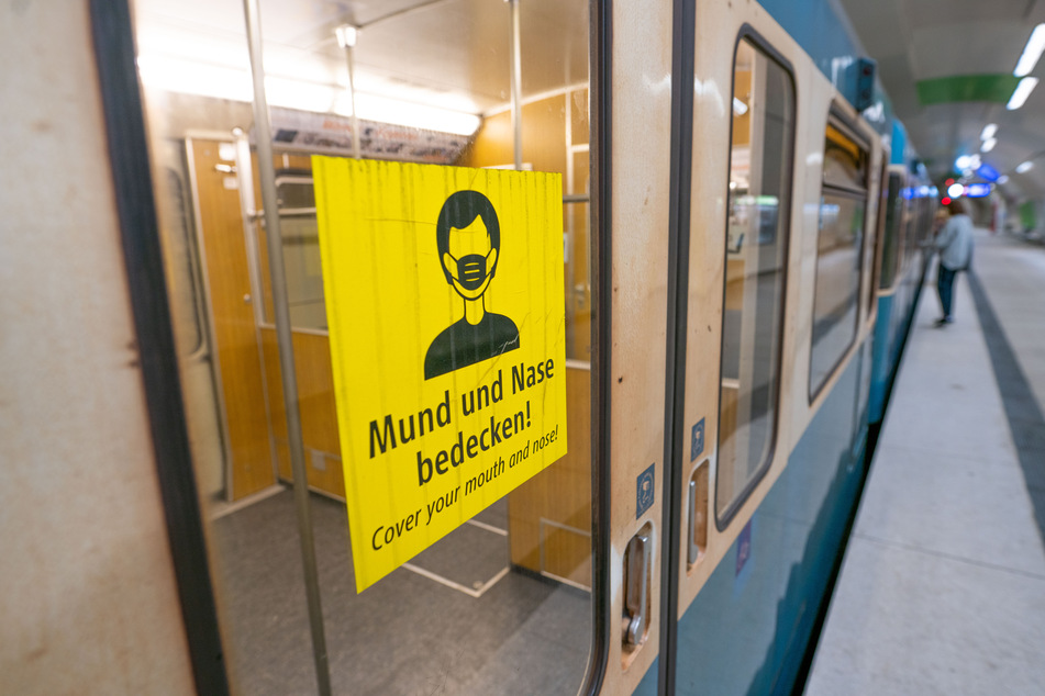 Wer keine Maske im Nahverkehr trägt, soll in Schleswig-Holstein schon bald härter bestraft werden.